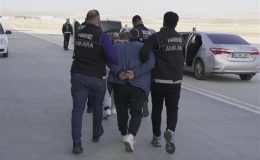Kırmızı bültenle aranan iki suçlu Türkiye’ye getirildi