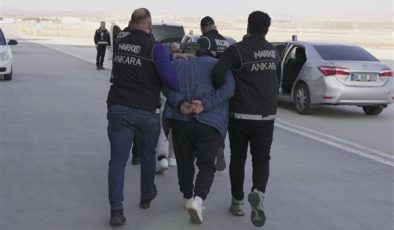 Kırmızı bültenle aranan iki suçlu Türkiye’ye getirildi