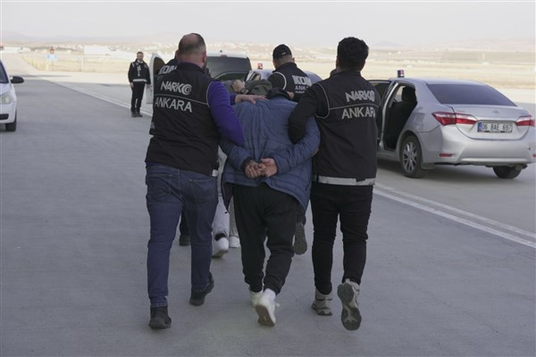 Kırmızı bültenle aranan iki suçlu Türkiye’ye getirildi