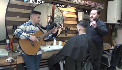 Vanlı berber, müşterilerini türküler eşliğinde tıraş ediyor