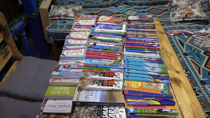 Köy okulları için beş kitap getirene Türk kahvesi ikram