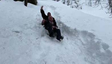 Köyde 65 yaşındaki çift, kar keyfini poşetle yaşadı