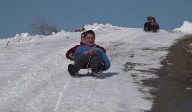 Siirt’te köy çocukları, karın tadını kızak kayarak çıkardı