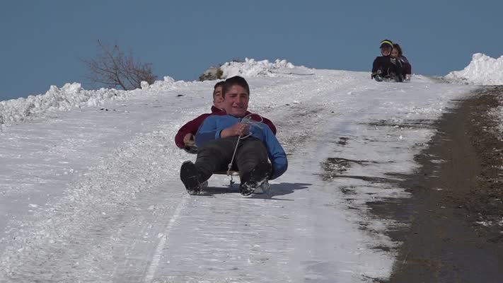 Siirt’te köy çocukları, karın tadını kızak kayarak çıkardı