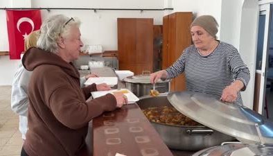 Bu köy halkı el birliğiyle misafirleri ağırlıyor