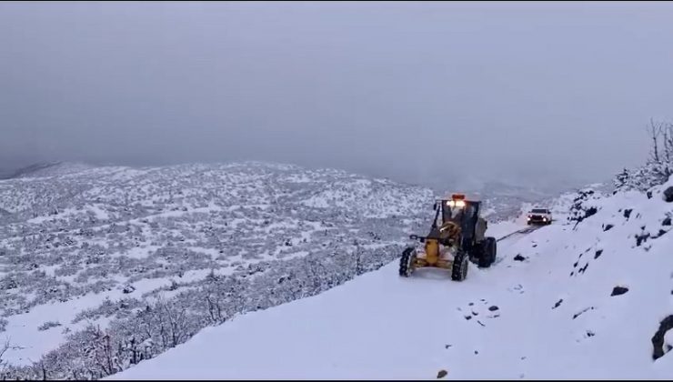 Kulp ve Hani’de karla kapanan yollar ekiplerce ulaşıma açıldı