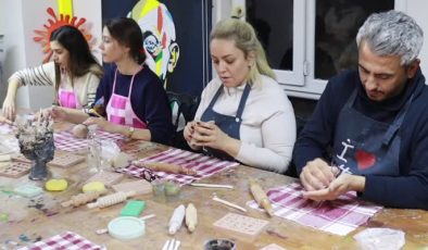 Sanat atölyesinde eğitim veriyor, kadınlara iş imkanı sağlıyor