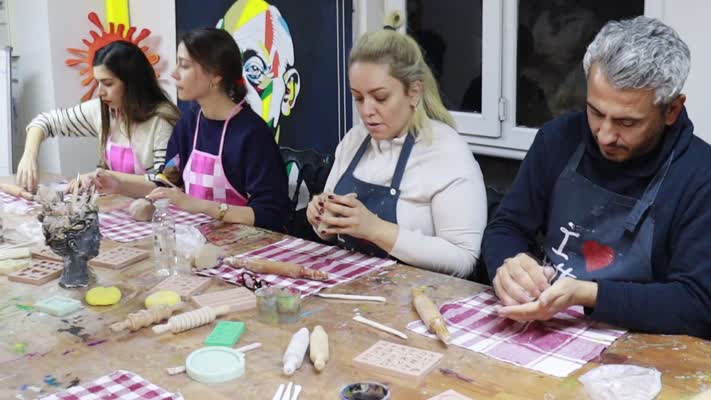 Sanat atölyesinde eğitim veriyor, kadınlara iş imkanı sağlıyor