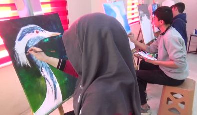 Lise öğrencileri bazı kuş türlerini resmetti