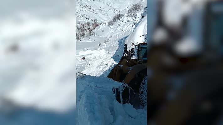 Mahalle yolunu açmaya çalışan iş makinesinin üzerine çığ düştü