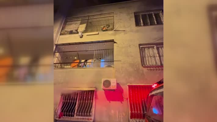 Mersin’de 3 katlı binada yangın, mahsur kalanlar kurtarıldı