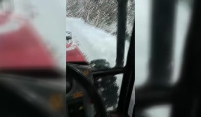 Muhtar, ambulans için traktörüyle karlı yolu açtı