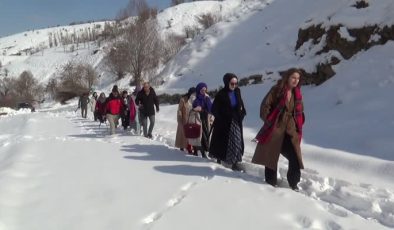 Muş’ta fotoğrafçılık kursiyerleri, tarihi mekanları ve donan şelaleleri görüntüledi