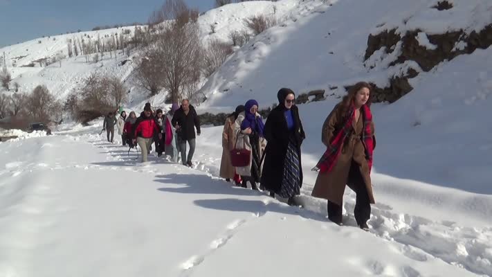 Muş’ta fotoğrafçılık kursiyerleri, tarihi mekanları ve donan şelaleleri görüntüledi