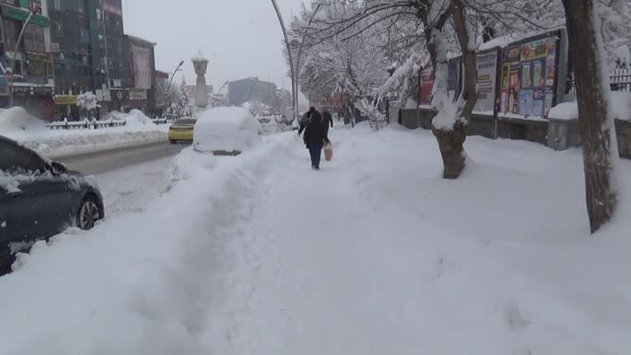 Muş’ta kar yağışı etkisini sürdürüyor, 303 köy yolu kapalı