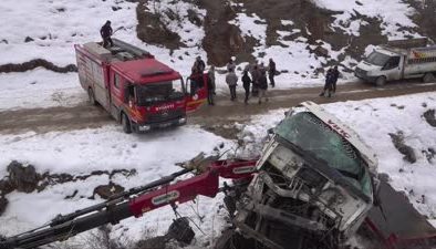 Muş’ta 700 metreden yuvarlanan vinç hurdaya döndü