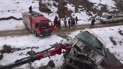 Muş’ta 700 metreden yuvarlanan vinç hurdaya döndü