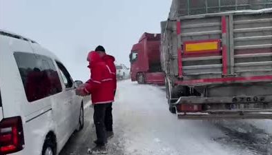 Muş’ta yoğun kar ulaşımı aksattı, mahsur kalanlar kurtarıldı