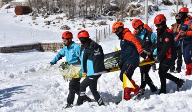 Namaz Dağı eteklerinde çığ tatbikatı gerçekleştirildi