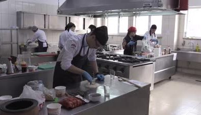 Öğrenciler en lezzetli Türk yemeklerini yapabilmek için yarıştı