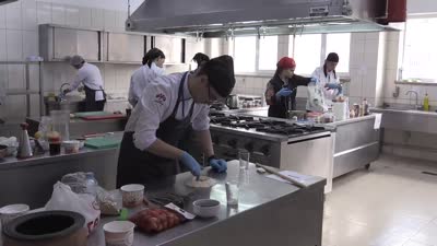 Öğrenciler en lezzetli Türk yemeklerini yapabilmek için yarıştı