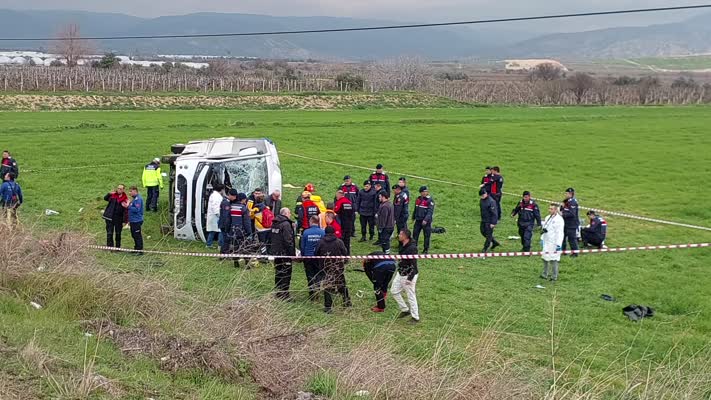 Öğrencileri taşıyan servis midibüsü devrildi, 2 ölü, 26 yaralı