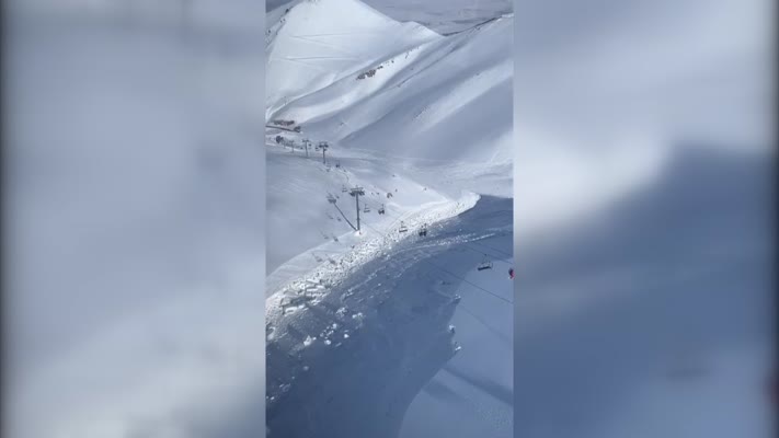 Palandöken Dağı’nda çığ düştü, kayakçılar cep telefonuyla kaydetti