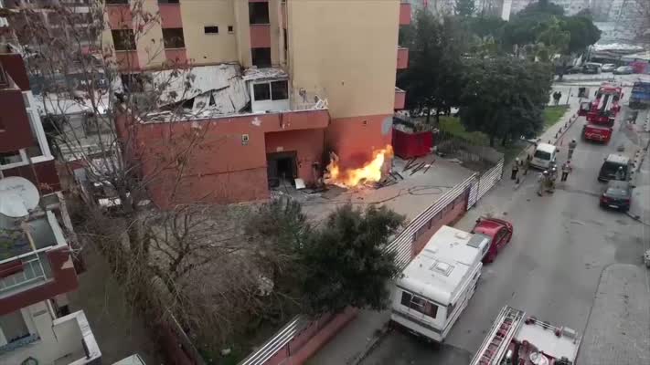 Pendik’te bina yıkımı sırasında doğal gaz borusu patladı, yangın çıktı