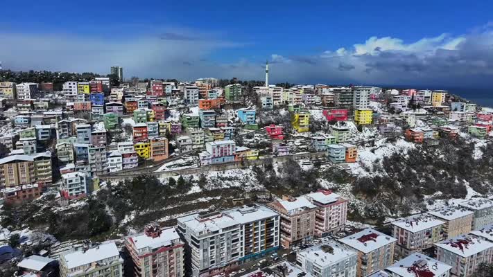 Samsun’un ikonik renkli evleri karla buluştu, manzara hayran bıraktı