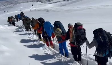 Dağcıların Süphan Dağı zirve tırmanışına sis ve çığ riski engel oldu
