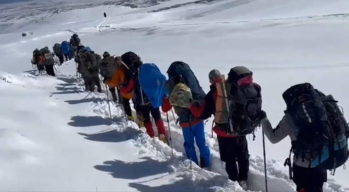 Dağcıların Süphan Dağı zirve tırmanışına sis ve çığ riski engel oldu