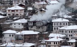 Alevler tarihi konağı sardı, bina kullanılamaz hale geldi