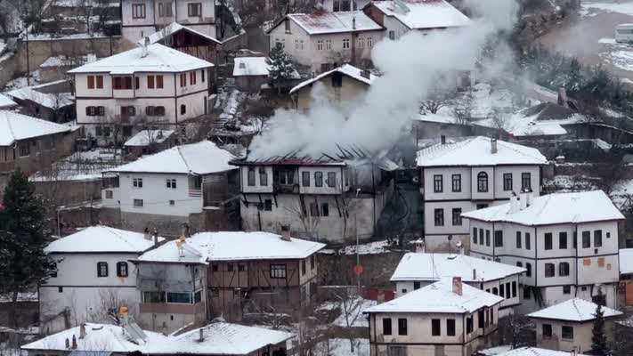 Alevler tarihi konağı sardı, bina kullanılamaz hale geldi