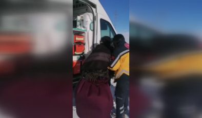 Karla kaplı köyde Sağlık ekipleri, hastayı sırtında ambulansa ulaştırdı