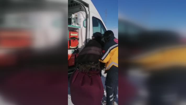 Karla kaplı köyde Sağlık ekipleri, hastayı sırtında ambulansa ulaştırdı