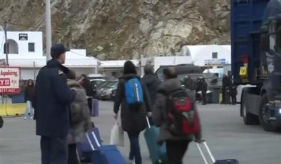 Santorini’de sarsıntılar sürüyor, halk adayı terk ediyor