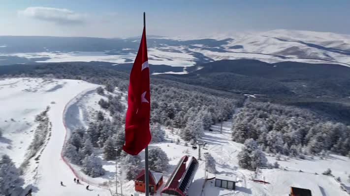 İranlı turistler Sarıkamış’ta kayak keyfi yaşıyor