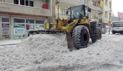 Sarıkamış’ta yoğun yağışla biriken karlar, kamyonlarla ilçe dışına taşınıyor