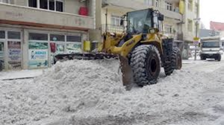 Sarıkamış’ta yoğun yağışla biriken karlar, kamyonlarla ilçe dışına taşınıyor