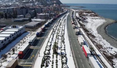Sarp Sınır Kapısı’nda tır kuyruğu: 1970 araç bekliyor