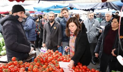 Semt Pazarı’nda esnafa Kürtçe fiyat etiketleri dağıtıldı