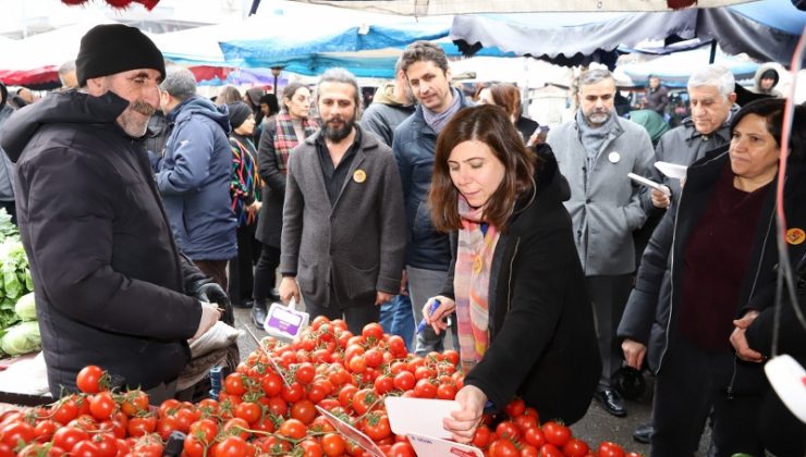 Semt Pazarı’nda esnafa Kürtçe fiyat etiketleri dağıtıldı