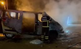 Seyir halindeyken alev alan minibüs kullanılamaz hale geldi