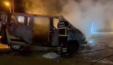 Seyir halindeyken alev alan minibüs kullanılamaz hale geldi