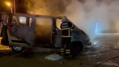 Seyir halindeyken alev alan minibüs kullanılamaz hale geldi