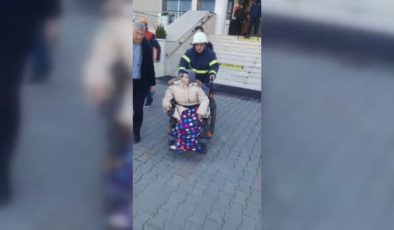 Adana’da şiddetli rüzgar, okulun çatısını uçurdu, öğrenciler tahliye edildi