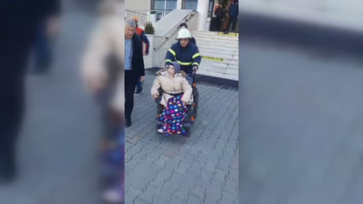 Adana’da şiddetli rüzgar, okulun çatısını uçurdu, öğrenciler tahliye edildi