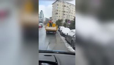 Tuzlama çalışması tepki çekti: Araçların üzerine kürekle tuz atıldı