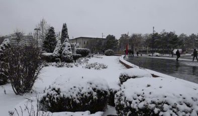 Sivas’ta kar yağışı etkisini artırdı, ulaşımda aksama riski