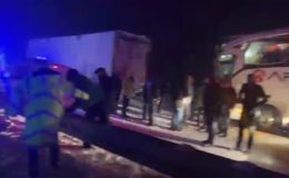 Sivas’ta otobüs tıra çarptı, 25 kişi yaralandı